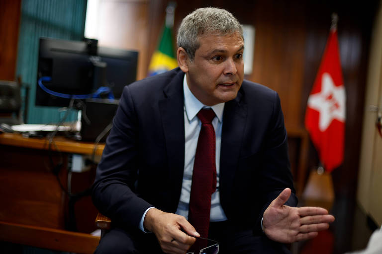 Lindbergh pedirá bloqueio de bens de Jair Bolsonaro em depoimento à PF