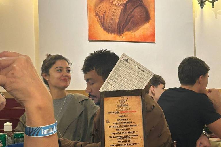 Sophie Charlotte e Xamã jantam juntos em Copacabana e atendem fila de fãs