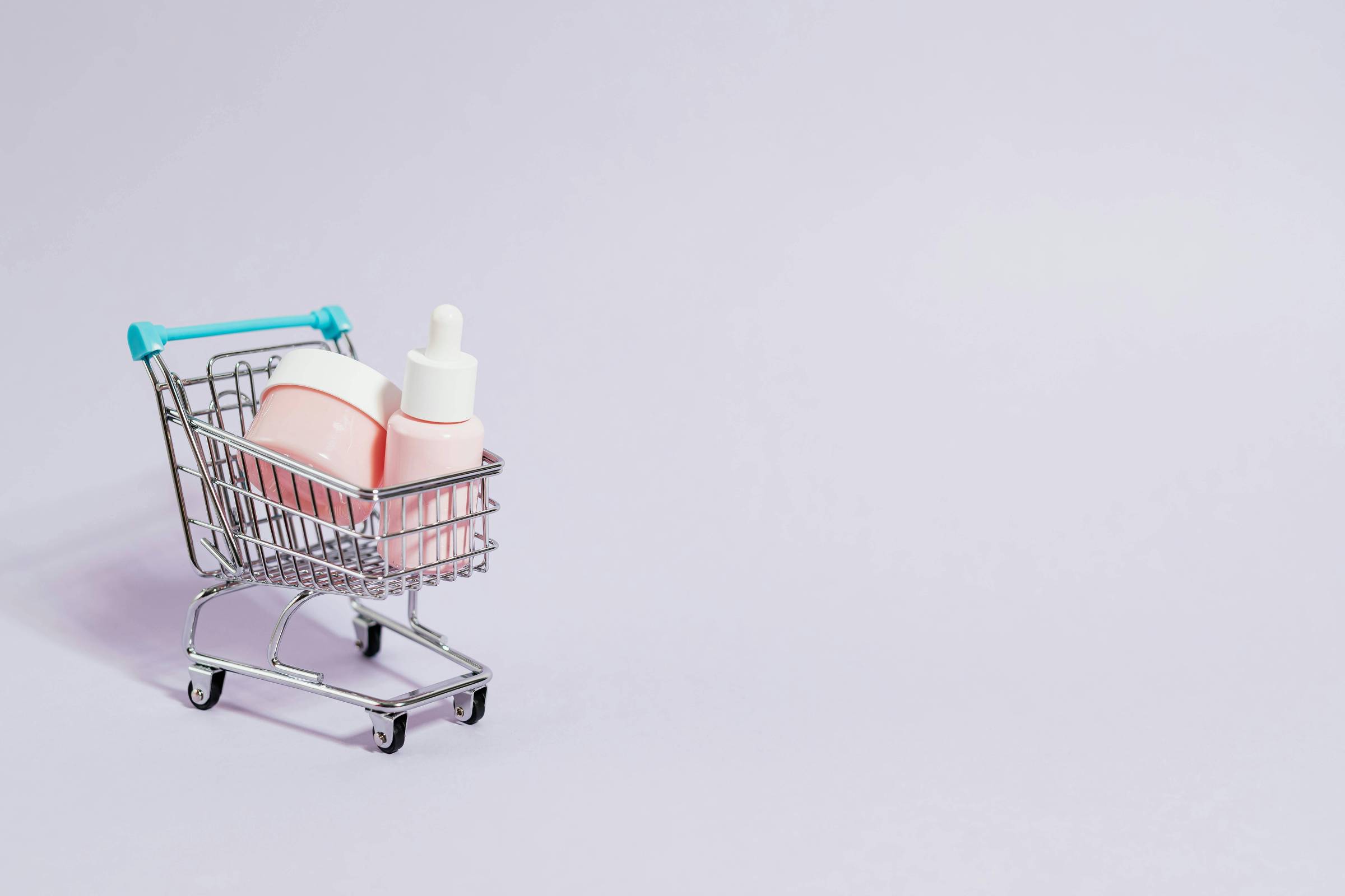 Uso de cosméticos por crianças pode causar problemas como dermatite e alterações hormonais