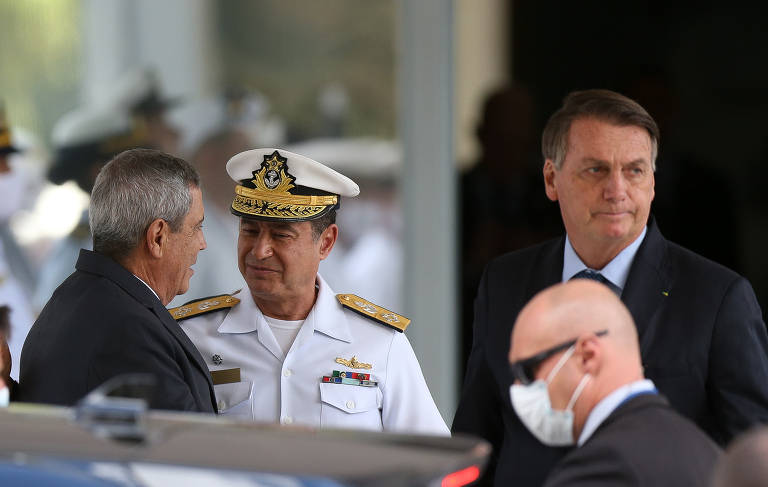 O almirante Almir Garnier Santos [de farda branca] foi comandante da Marinha e participou da reunião no Palácio da Alvorada que discutiu uma minuta de decreto golpista