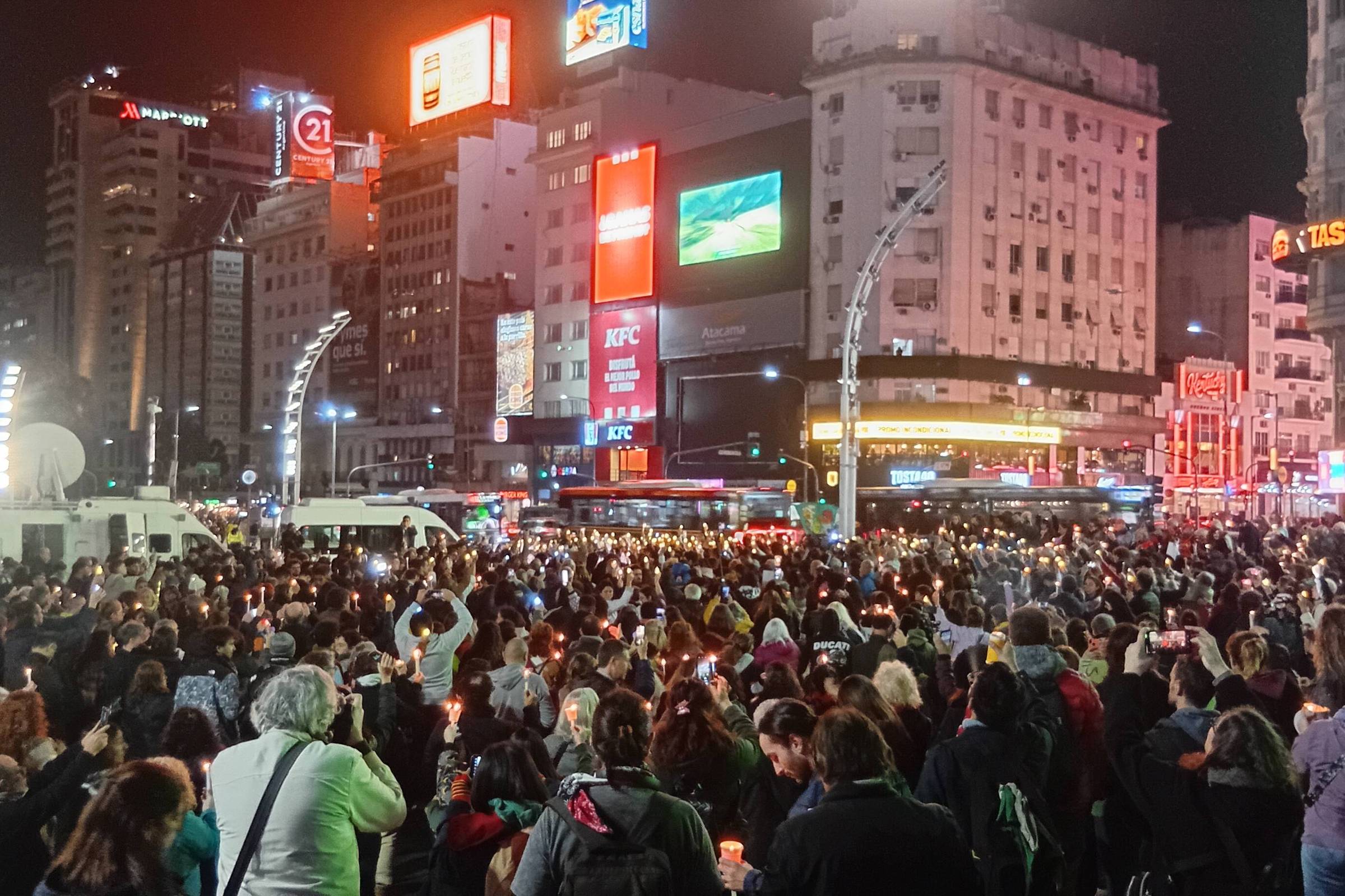 Médicos que tratam crianças com câncer na Argentina tentam frear ajustes de Milei
