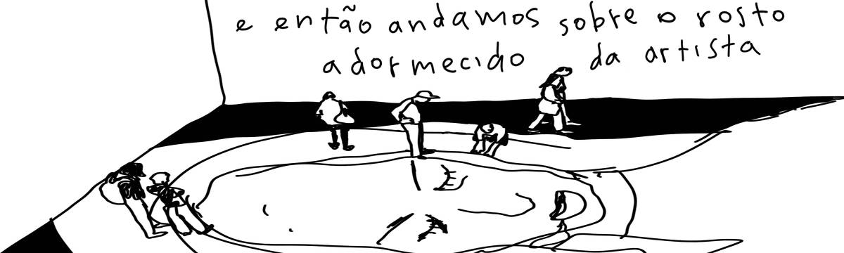 A tirinha em preto e branco de Estela May, publicada em 04/06/25, traz pessoas numa exposição, andando em cima de um rosto que dorme. Acima da imagem, “e então andamos sobre o rosto adormecido da artista”.