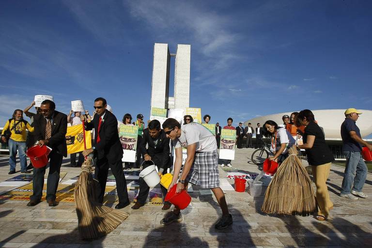 Ficha Limpa já barrou Lula, Deltan e Jefferson e enfrenta ataque de Bolsonaro