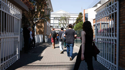 SÃO PAULO, SP - 18/08/2024 - Candidatos chegam para a segunda etapa do Concurso Nacional Unificado (CNU), enem dos concursos, na Universidade Presbiteriana do Mackenzie, na rua Itambé, região central da capital (Foto: Pedro Affonso/Folhapress, MERCADO)