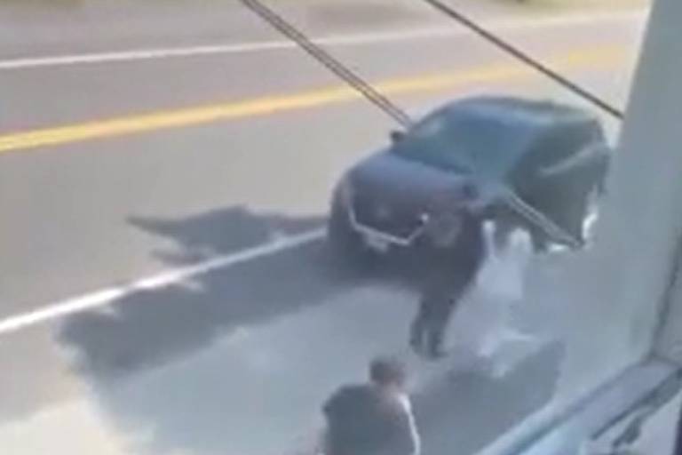 Filha grava detenção de mãe brasileira por agentes de migração nos EUA; veja vídeo