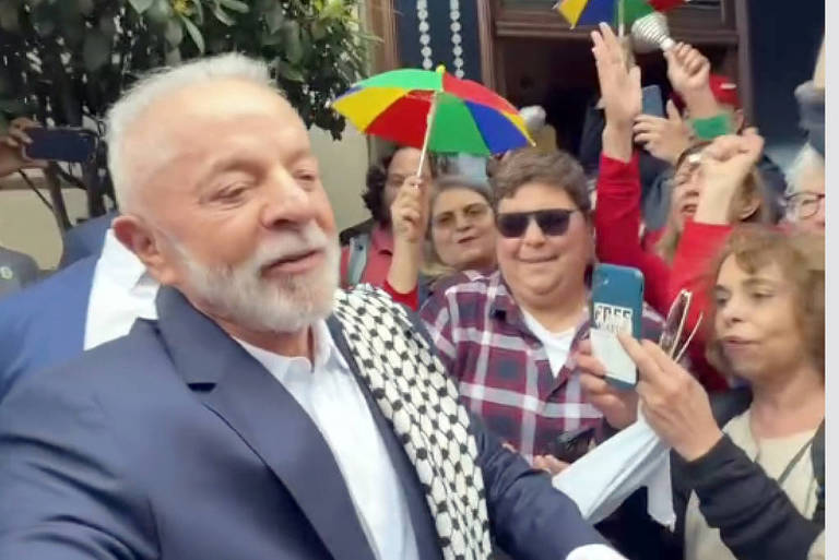 Lula chega a hotel em Paris e recebe lenço que simboliza apoio a palestinos; veja vídeo
