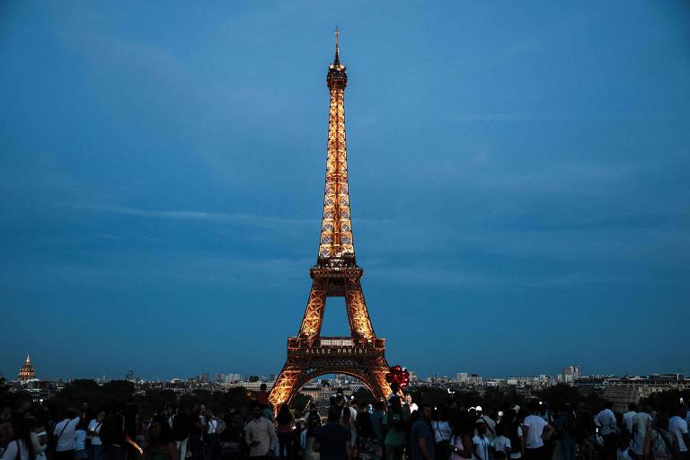 Torre Eiffel será iluminada com cores da bandeira do Brasil nesta quinta-feira