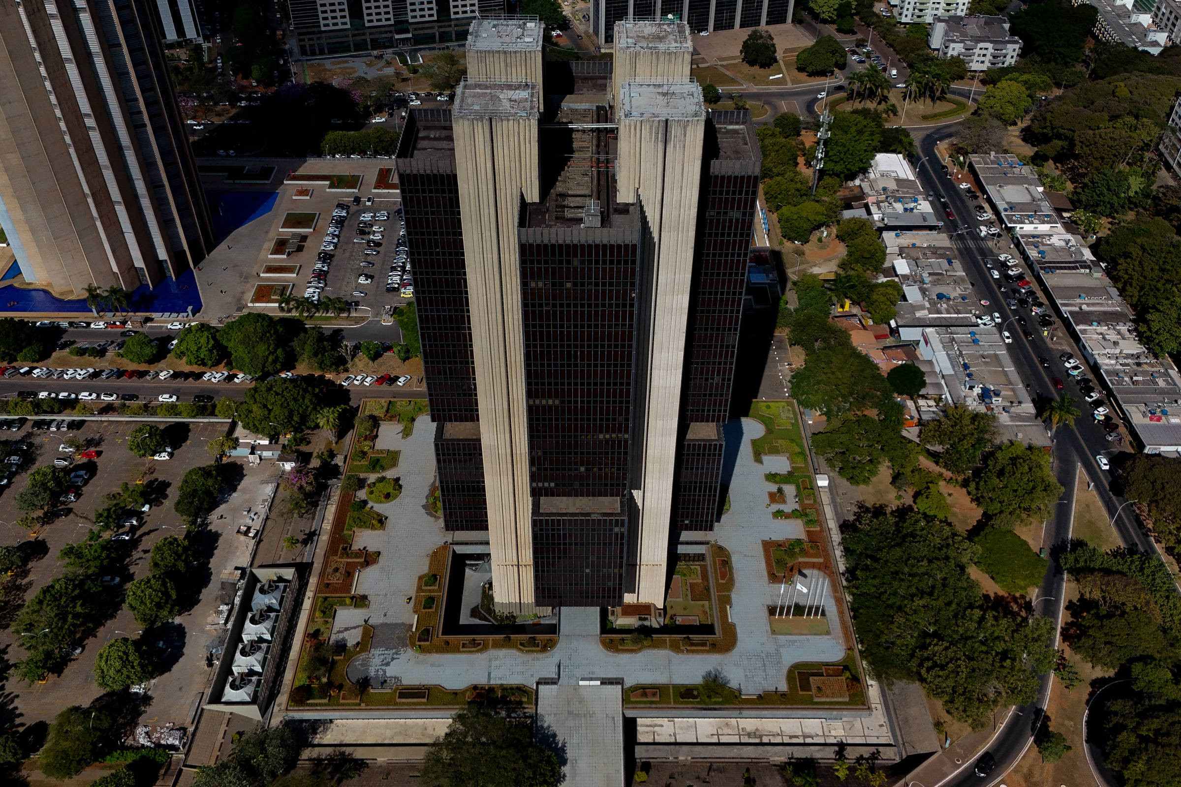 Presidentes do BRB e do Master se reúnem com diretoria do BC
