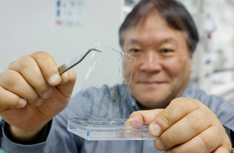 O líder do projeto, Takuzo Aida, mostra plástico que dissolve com água do mar