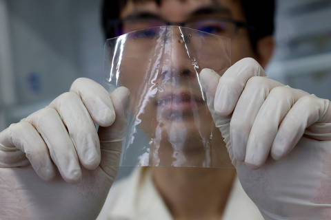 A researcher shows a sample of ocean-degradable plastic at the Center for Emergent Matter Science (CEMS) of Japanese research institution Riken in Wako, Saitama Prefecture, Japan May 27, 2025. REUTERS/Manami Yamada ORG XMIT: HFS-GGGTOK006