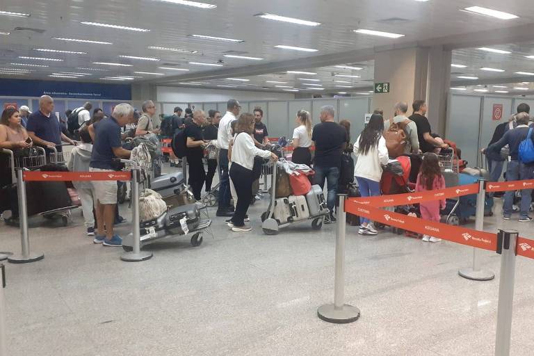 Passageiros enfrentam filas no Galeão, no Rio, em meio a operação de auditores