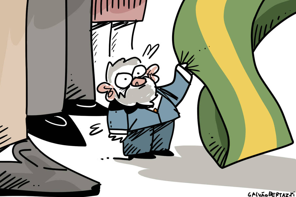 Charge que mostra um Lula pequeno, com cabelo e barba brancos, vestindo um terno azul. Ele está puxando a parte inferior da faixa presidencial verde e amarela. O personagem parece estar se esforçando para chamar atenção, enquanto ao fundo se vê a parte inferior de duas pessoas maiores, cujos pés estão visíveis.