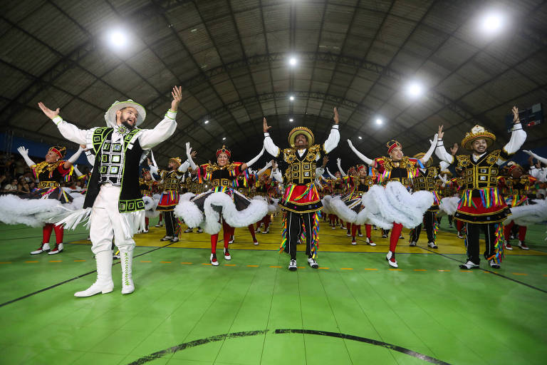 Quadrilha de São João envolve 140 bailarinos e meses de ensaio no Recife