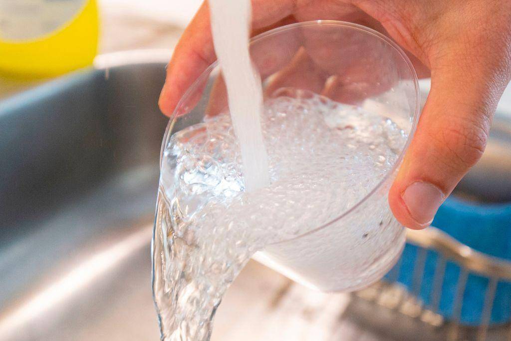 Por que oposição ao flúor na água está aumentando, apesar de redução em cáries