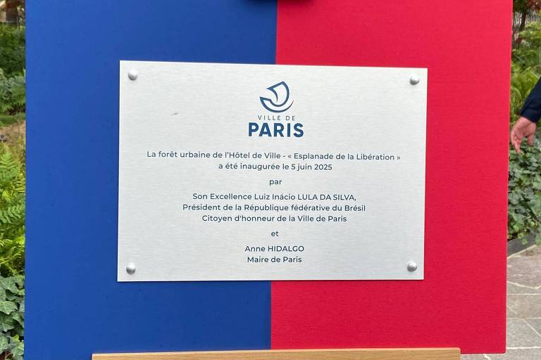 Celebrado por prefeita, Lula inaugura 'floresta urbana' em Paris; veja vídeo