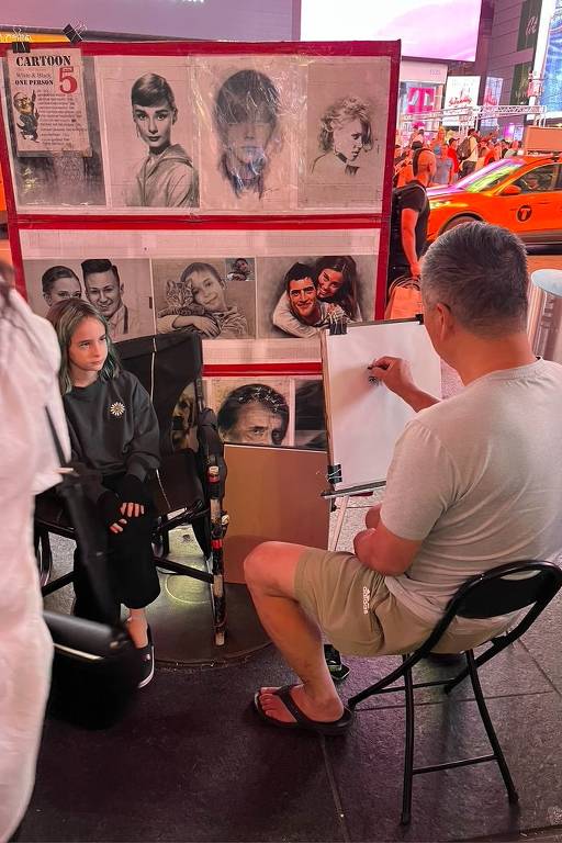 Artista de rua faz retrato na Times Square, em Nova York