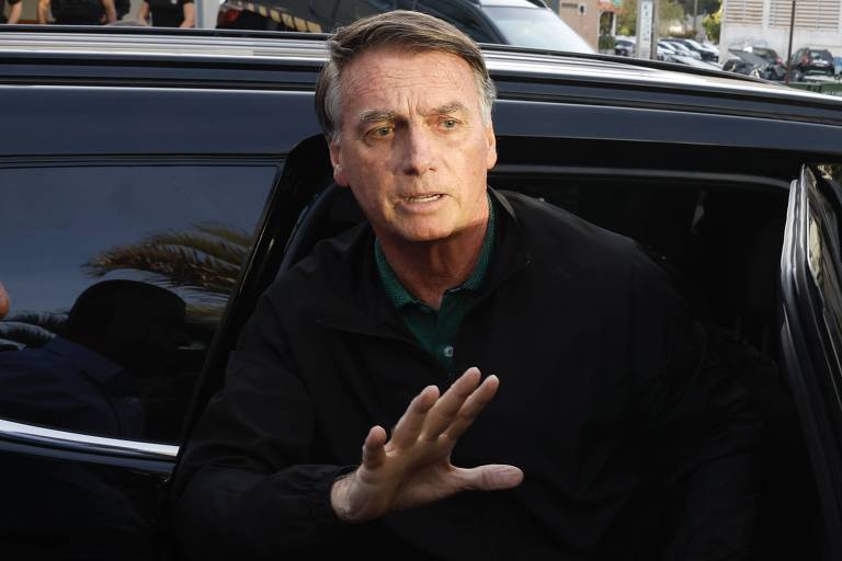 Bolsonaro admite que Eduardo não concorrerá ao Senado e se irrita com disputa por vaga