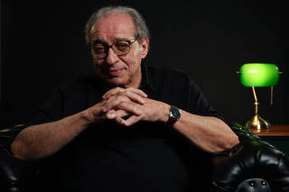 O escritor Ruy Castro em gravação