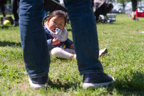 Eleanor Liu, 3, plays in a D.C. park in April. MUST CREDIT: Shedrick Pelt/For The Washington Post DIREITOS RESERVADOS. NÃO PUBLICAR SEM AUTORIZAÇÃO DO DETENTOR DOS DIREITOS AUTORAIS E DE IMAGEM