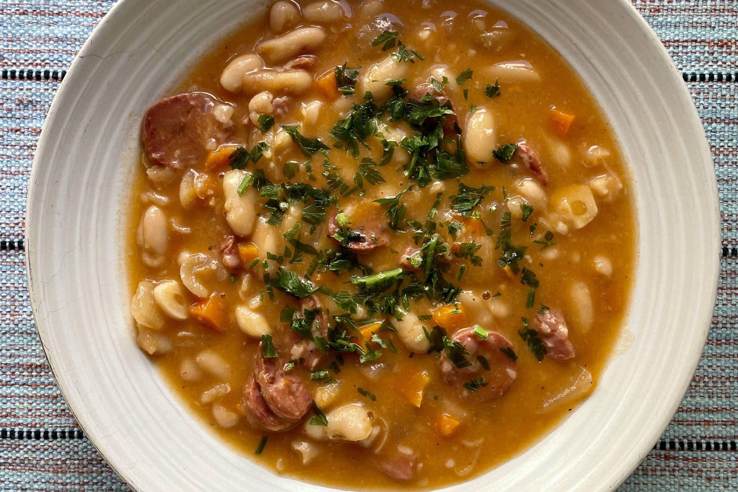 Uma gambiarra para cozinhar sopa caseira em meia hora