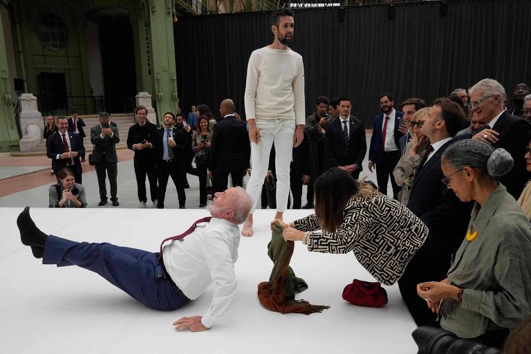 Lula interage com acrobatas em exposição em Paris