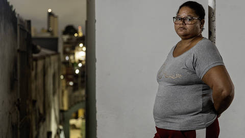 SAO PAULO, SP, BRASIL, 12/05/2025 . Série Balança  Injusta. Mulheres da periferia afetadas por obesidade e insegurança alimentar: Retrato de Vanilde Campos,48, obesa, enfermeira e desempregada, no quintal de sua casa, no Pq Peruche (foto:  Eduardo Knapp/Folhapress, Empreendedor Social)
