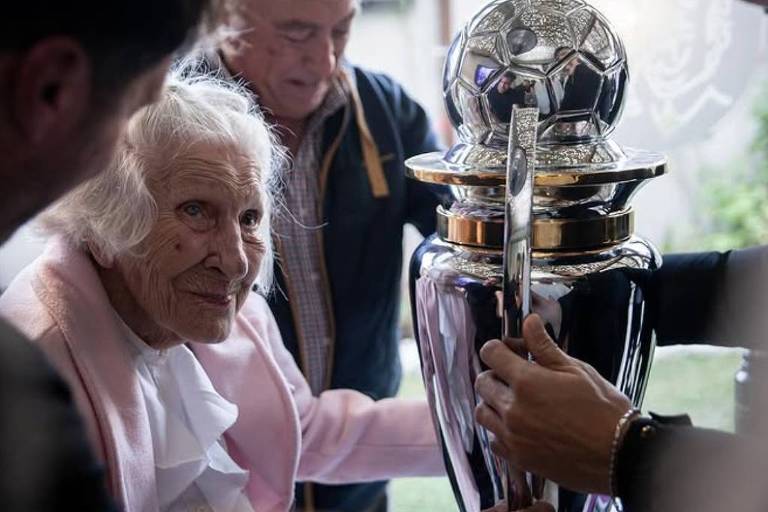 Platense surpreende vovó argentina de 98 anos que viralizou após título; veja