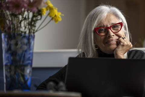 SÃO PAULO,  SP - 06/05/2025 -  Retrato de Eliane Kreisler, de 65 anos, diz que desde cedo sabe que seu propósito de vida é a transmissão de conhecimento. Ela trabalhou como facilitadora no Mobral, alfabetizando adultos, e hoje auxilia profissionais na gestão e transição de suas carreiras e tem um canal no YouTube para falar sobre maturidade e longevidade..  (Foto: Danilo Verpa/Folhapress, SAÚDE) ORG XMIT: 614456