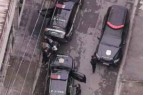 Agentes da Deic durante ação na manhã desta sexta-feira (6)