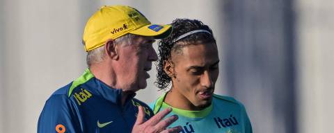 Brazil's Italian coach Carlo Ancelotti (L) chats with Brazil's forward Raphinha during a training session in Sao Paulo, on June 2, 2025, ahead of the FIFA World Cup 2026 qualifier football match against Ecuador on June 5. (Photo by Nelson ALMEIDA / AFP)