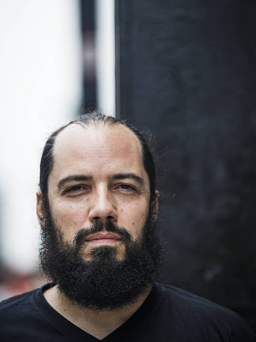 Sao Paulo, SP, Brasil, 06-02-2016 11h08:Retrato de Jose Mauro Gnaspini na av Paulista. Mauro eh o criador da Virada Cultural e sera o coordenador da parte culturas das Olimpiadas(Eduardo Knapp/Folhapress.COTIDIANO). Cod do Fotografo: 0716