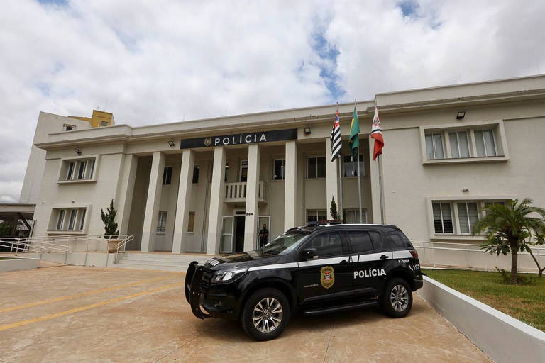 Polícia Civil de SP investiga revista e jornalista após reportagem sobre delegado