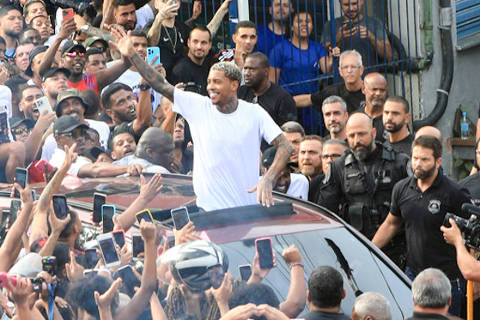 RIO DE JANEIRO ,RJ , 03.06.2025 , BRASIL , MC Poze do Rodo e sua esposa Vivi Noronha comemoram a libertação do funkeiro , onde foi libertado e deixa presíidio em Bangu; polícia dispersa multidão com gás de pimenta e balas de borracha.Credito Victor Chapetta /Agnews DIREITOS RESERVADOS. NÃO PUBLICAR SEM AUTORIZAÇÃO DO DETENTOR DOS DIREITOS AUTORAIS E DE IMAGEM