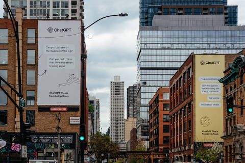 Outdoors publicitários da campanha do ChatGPT direcionada a estudantes universitários estão pendurados em prédios no bairro River North de Chicago em 23 de abril de 2025 ORG XMIT: XNYT0281