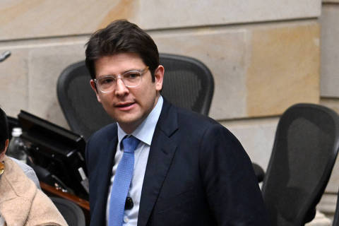 Pré-candidato à Presidência da Colômbia é baleado durante evento em Bogotá