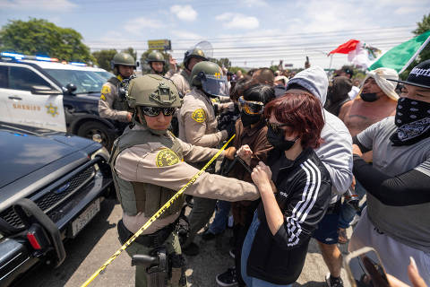 Los Angeles County Sheriff's deputies maintain a cordon during a standoff by protesters and law enforcement, following multiple detentions by Immigration and Customs Enforcement (ICE), in the Los Angeles County city of Paramount, California, U.S., June 7, 2025.   REUTERS/Barbara Davidson ORG XMIT: GGG-LOA112