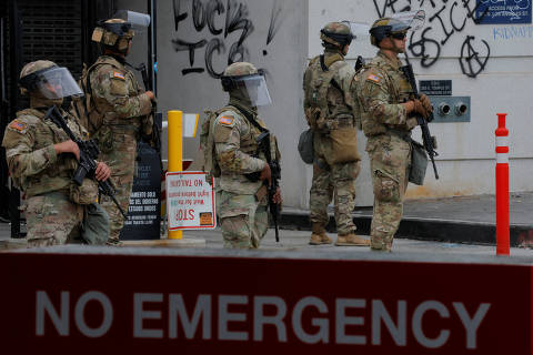 Soldados da Guarda Nacional chegam a Los Angeles em meio a tensão de protestos