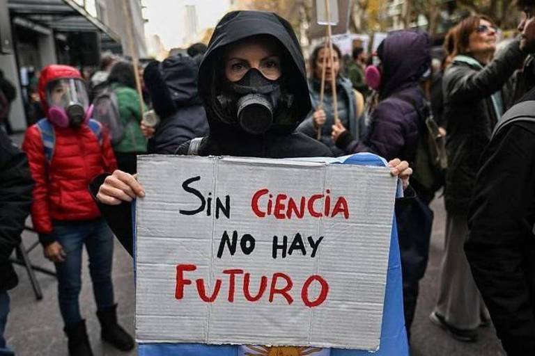 Os 4 grupos que mais perderam com cortes drásticos de Milei na Argentina