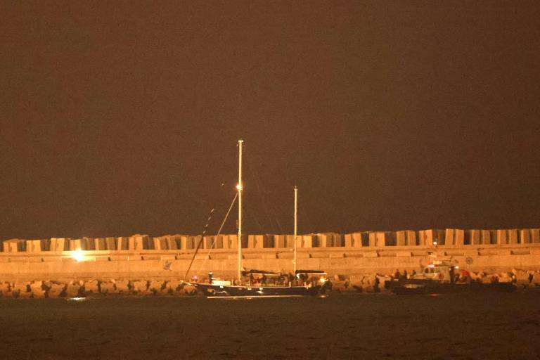 Barco com ativista brasileiro que tentava romper bloqueio a Gaza chega a Israel