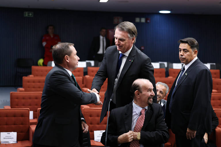 Cid confirma delação, mas tenta minimizar golpismo sob Bolsonaro ao destacar 'bravata' e 'conversa de bar'