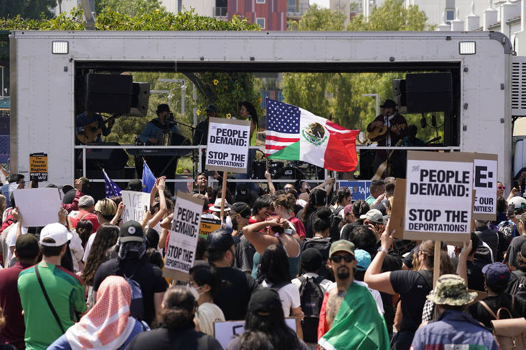 Manifestantes vãos às ruas de Los Angeles pelo quarto dia contra a política de imigração do presidente Donald Trump