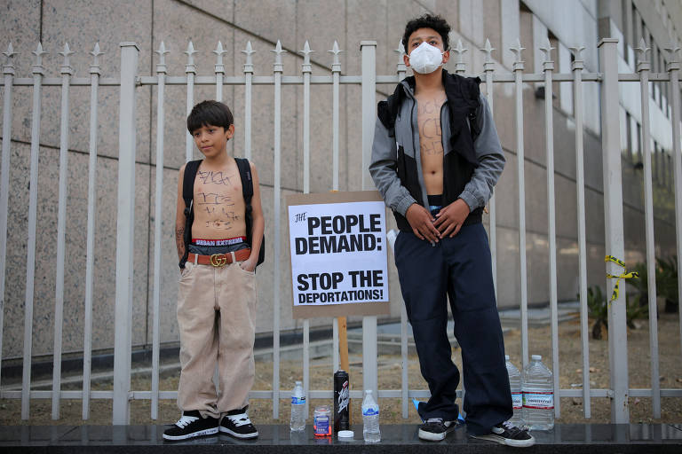 Manifestantes vãos às ruas de Los Angeles pelo quarto dia contra a política de imigração do presidente Donald Trump