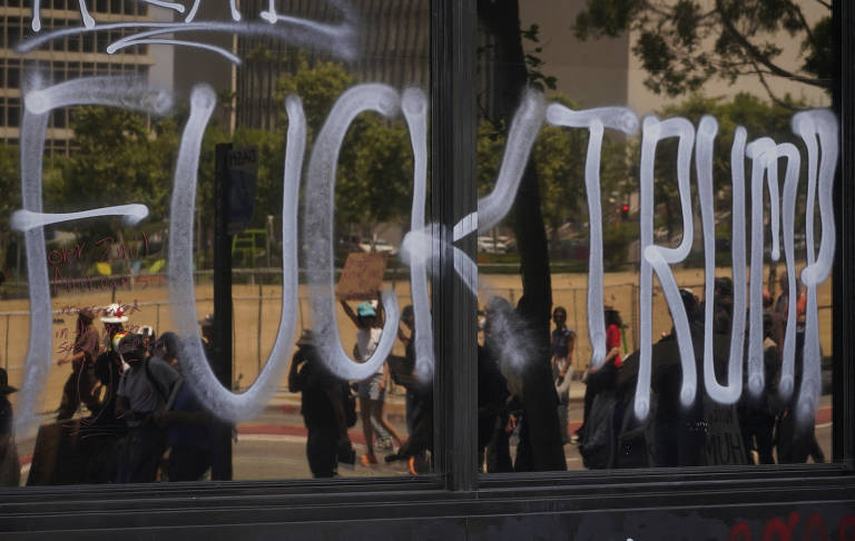 Manifestantes vãos às ruas de Los Angeles pelo quarto dia contra a política de imigração do presidente Donald Trump