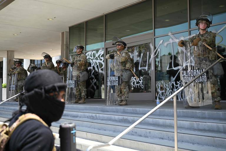 Manifestantes vãos às ruas de Los Angeles pelo quarto dia contra a política de imigração de Donald Trump; presidente enviou tropas da Guarda Nacional