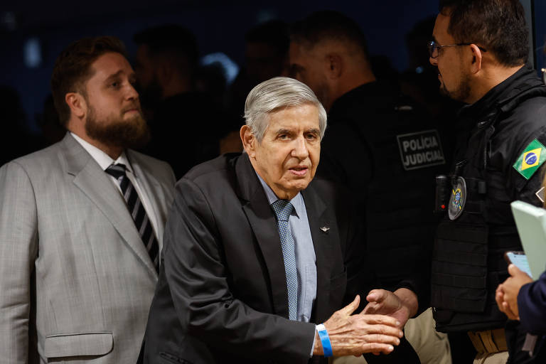 Heleno nega golpismo, diz que não havia oportunidade de ato ilegal e é cobrado pelo próprio advogado