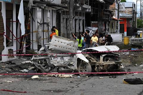 Bystanders look at destroyed buildings after a car exploded in front of the City Hall in Corinto, Cauca department, Colombia, on June 10, 2025. (Photo by Joaquin Sarmiento / AFP)