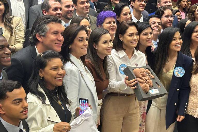 Michelle se irrita com pergunta sobre julgamento e diz: 'Tem que ir para a porta do STF, meu amor'