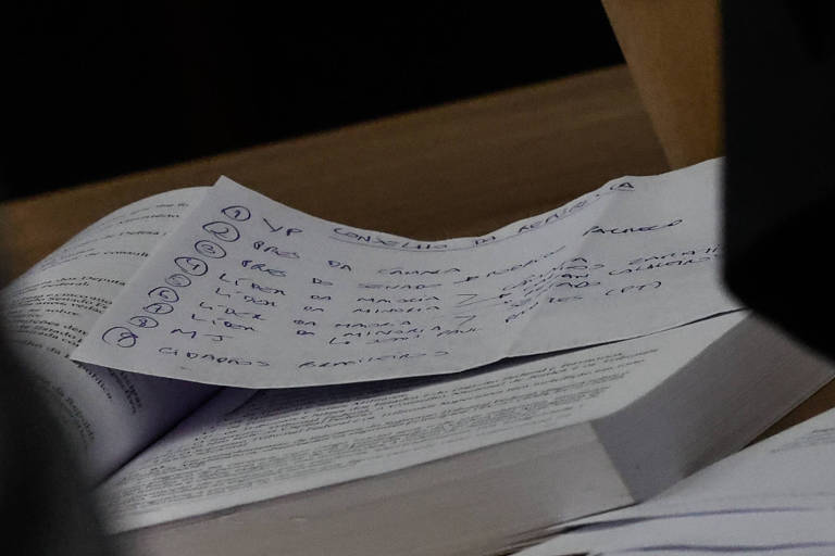 Cenas de Brasília: Bolsonaro checa anotações para usar em interrogatório no STF