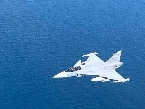 Caça Gripen visto de avião russo Su-30 durante interceptação no mar Báltico 