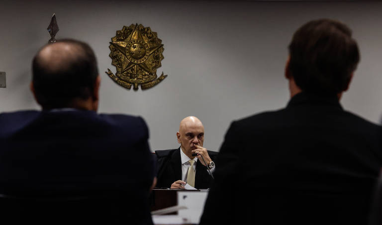 Pela primeira vez, Bolsonaro responde a questionamentos da corte sobre suposta participação na tentativa de golpe em 2022; a defesa do ex-presidente é coordenada pelo advogado Celso Vilardi